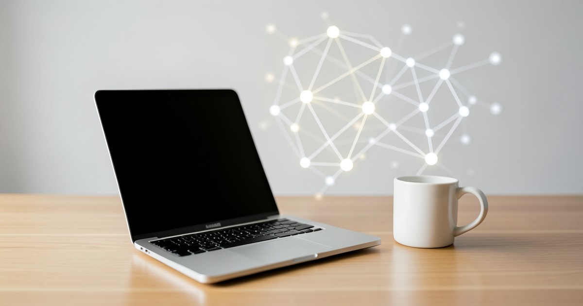 ノートパソコンとコーヒーカップが置かれた清潔なワークスペースと、技術的なネットワークをイメージした抽象図。
